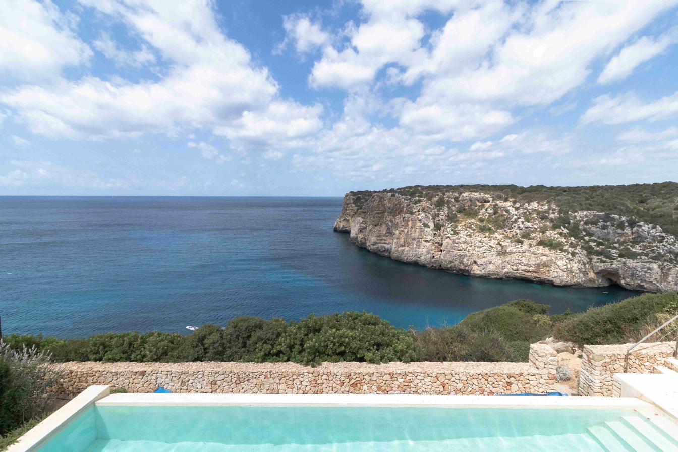 Piscina privada con vistas a los acantilados del Mediterráneo