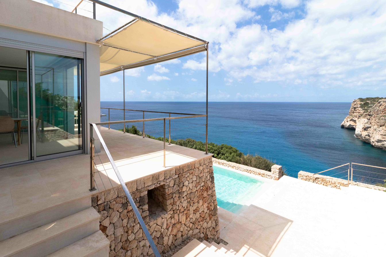 Terraza y piscina con vistas al Mediterr&aacute;neo